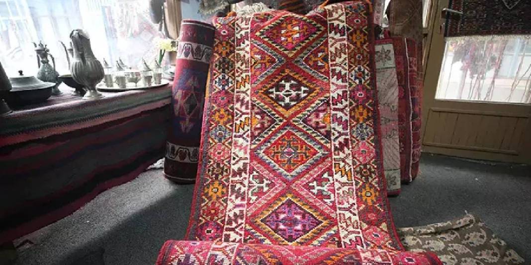 Yarım asırdır yapıyor, dar sokaktaki dükkanın ışıkları sabah erkenden yanıyor! Suriye, Rusya, Sibirya… Hepsini gezerek satıyor… 4